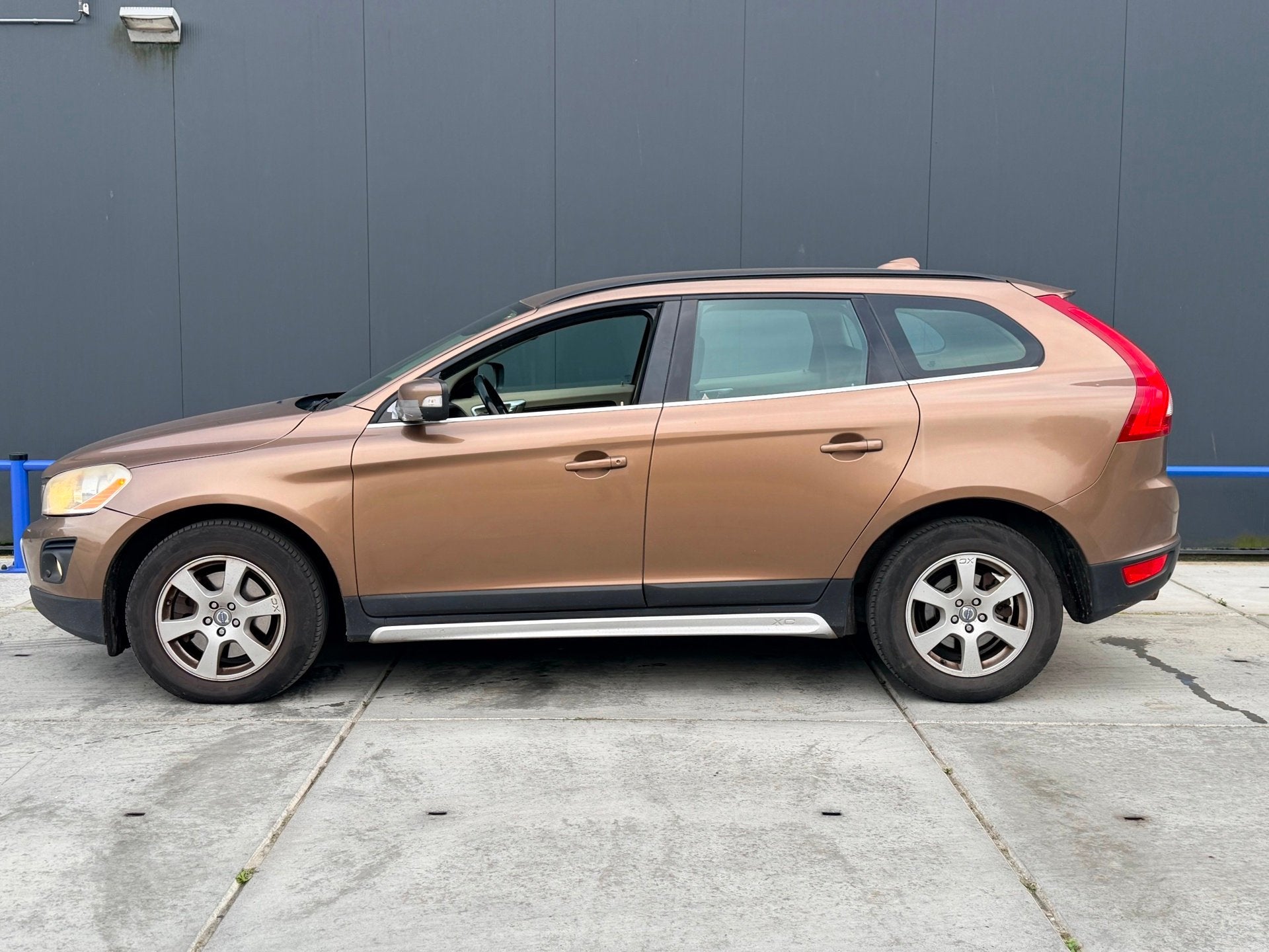 Volvo XC60 2.4D Momentum, Auto's, Bruin, Bedrijf, 750 kg, 176 pk
