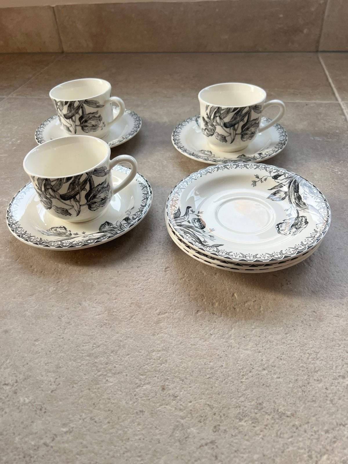 Gien Tulipes Noires 3 x koffiekop en 6 x schotel, Huis en Inrichting, Keuken | Servies, Ophalen of Verzenden, Zo goed als nieuw