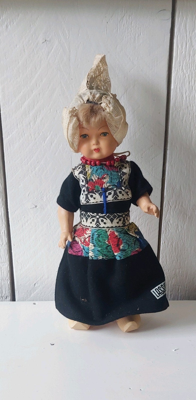 lassie toverrijst souvenirpop klederdracht pop Volendam?), Ophalen of Verzenden, Zo goed als nieuw, Pop