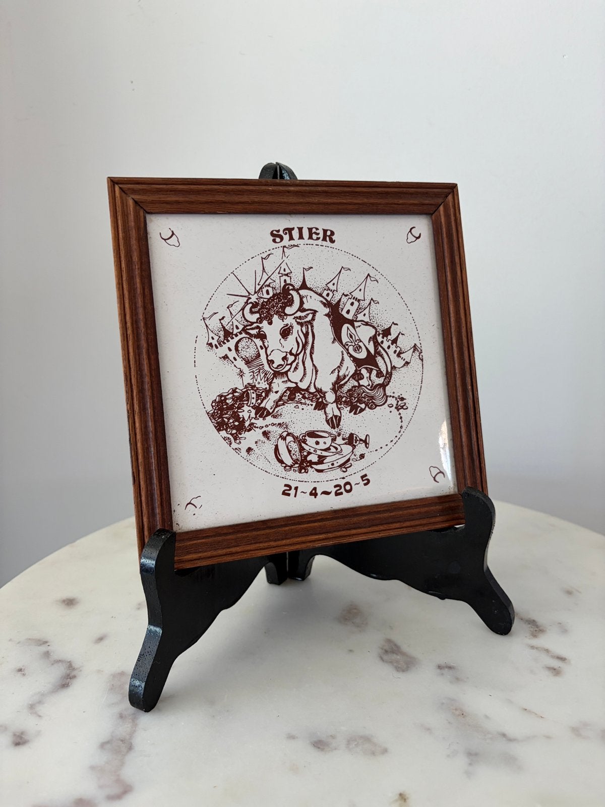 Vintage wandtegel sterrenbeeld Stier in houten lijst, Antiek en Kunst, Antiek | Wandborden en Tegels, Ophalen of Verzenden