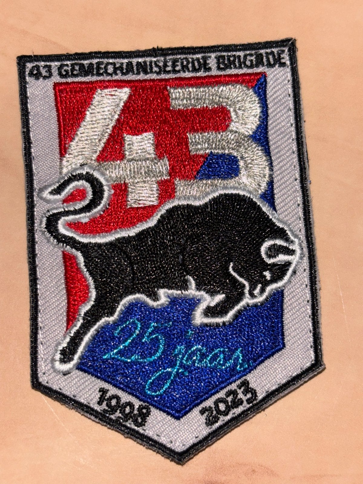 Mouwembleem 25 jaar 43 gemechaniseerde brigade, Verzamelen, Verzenden, Landmacht, Nederland, Embleem of Badge