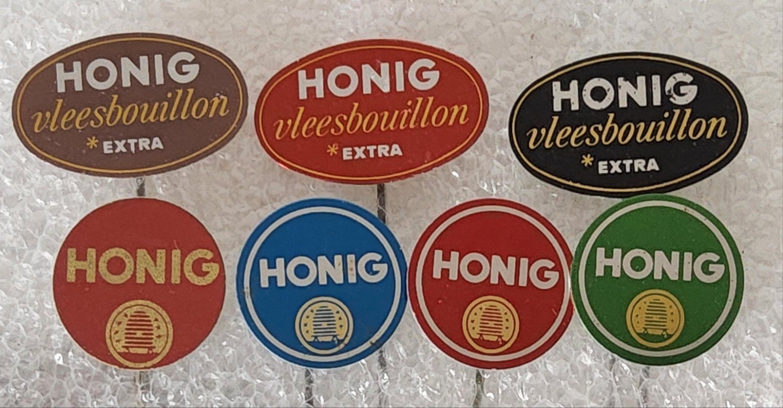 7 Honig Speldjes - Vleesbouillon en Honing Logo, Verzamelen, Ophalen of Verzenden, Gebruikt, Merk, Speldje of Pin