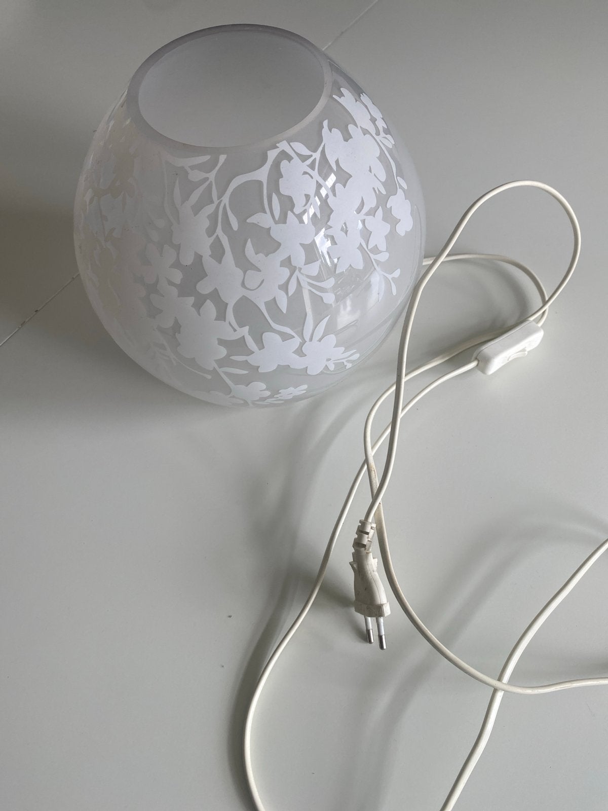 Witte tafellamp met bloemmotief ikea, Ophalen, Met schakelaar, E14 (klein), Wit