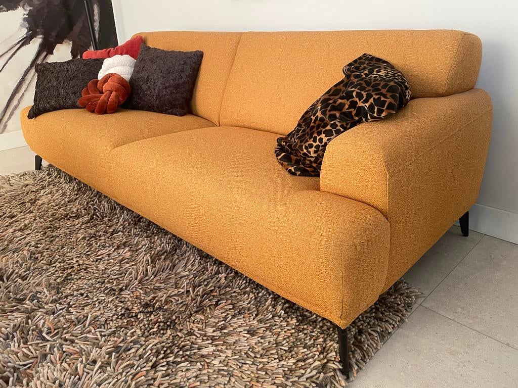 Nieuwe bouclé bank in kerrie kleur, Ophalen, 75 tot 100 cm, Rechte bank, 200 tot 250 cm