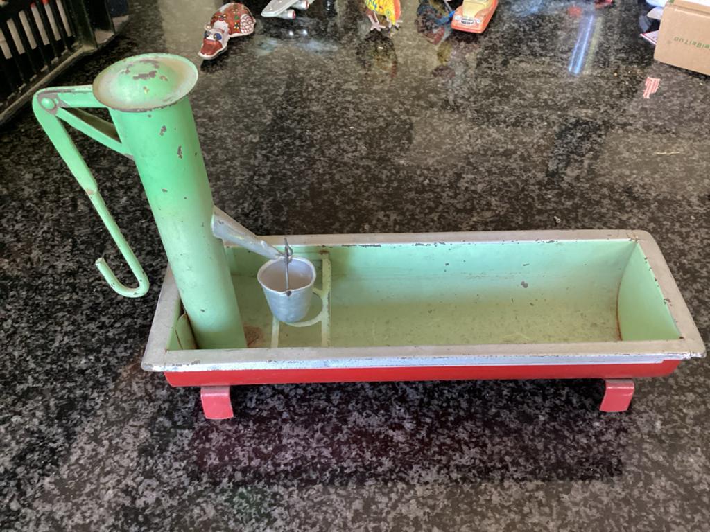 Vintage blikken waterpomp met trog - Speelgoed, Ophalen of Verzenden, Zo goed als nieuw