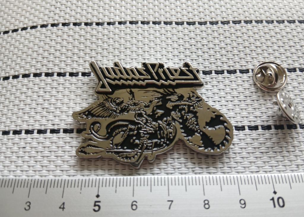 Judas Priest Painkiller shaped pin n3 speld badge   metal, Verzenden, Nieuw, Overige typen