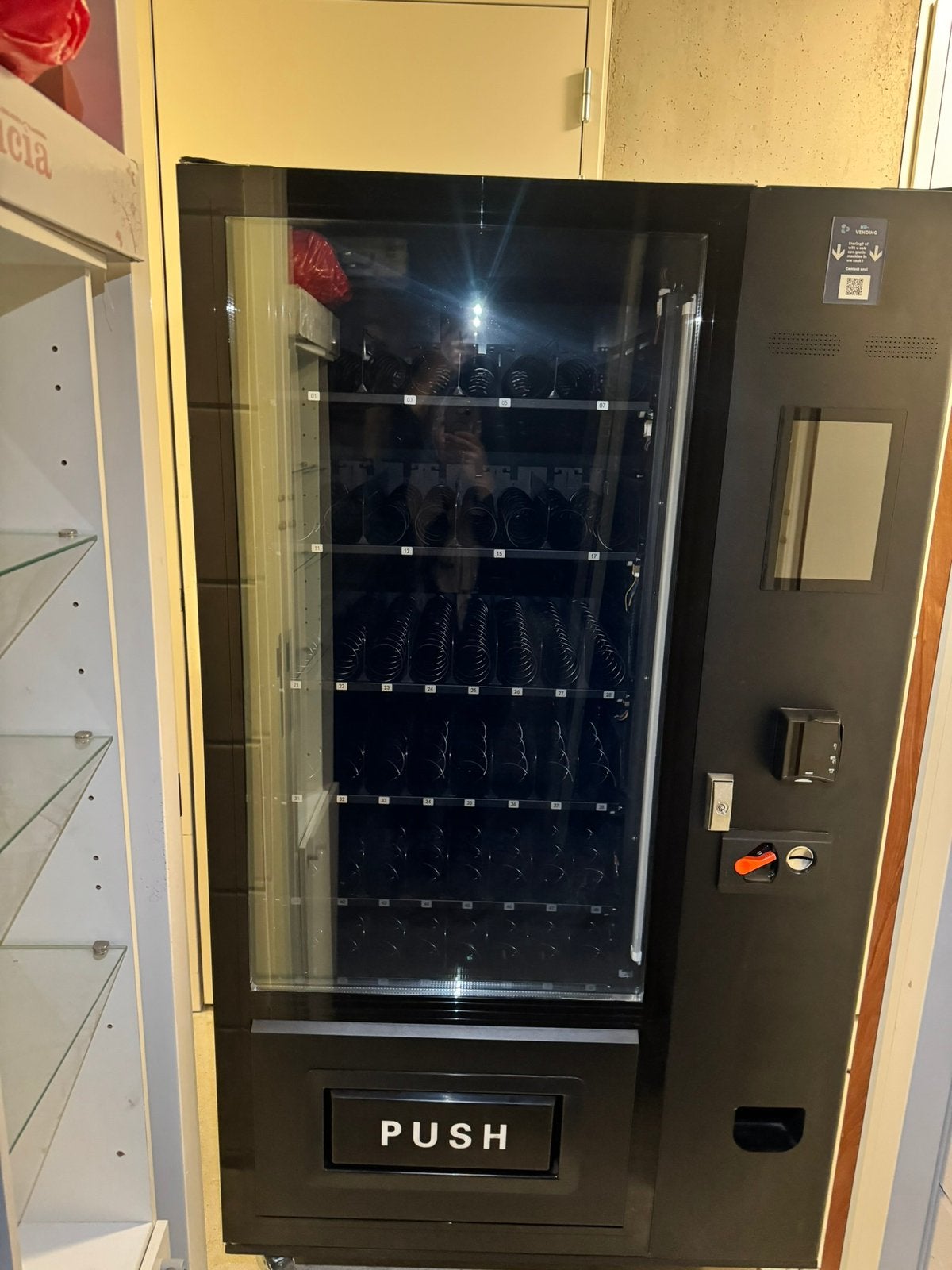 Vendingmachine, Ophalen, Zo goed als nieuw