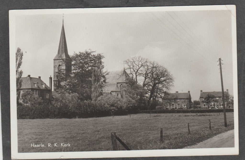 haarle  dorpsgezicht met r.k.kerk, Verzamelen, Ansichtkaarten | Nederland, Verzenden, 1940 tot 1960, Gelopen, Gelderland