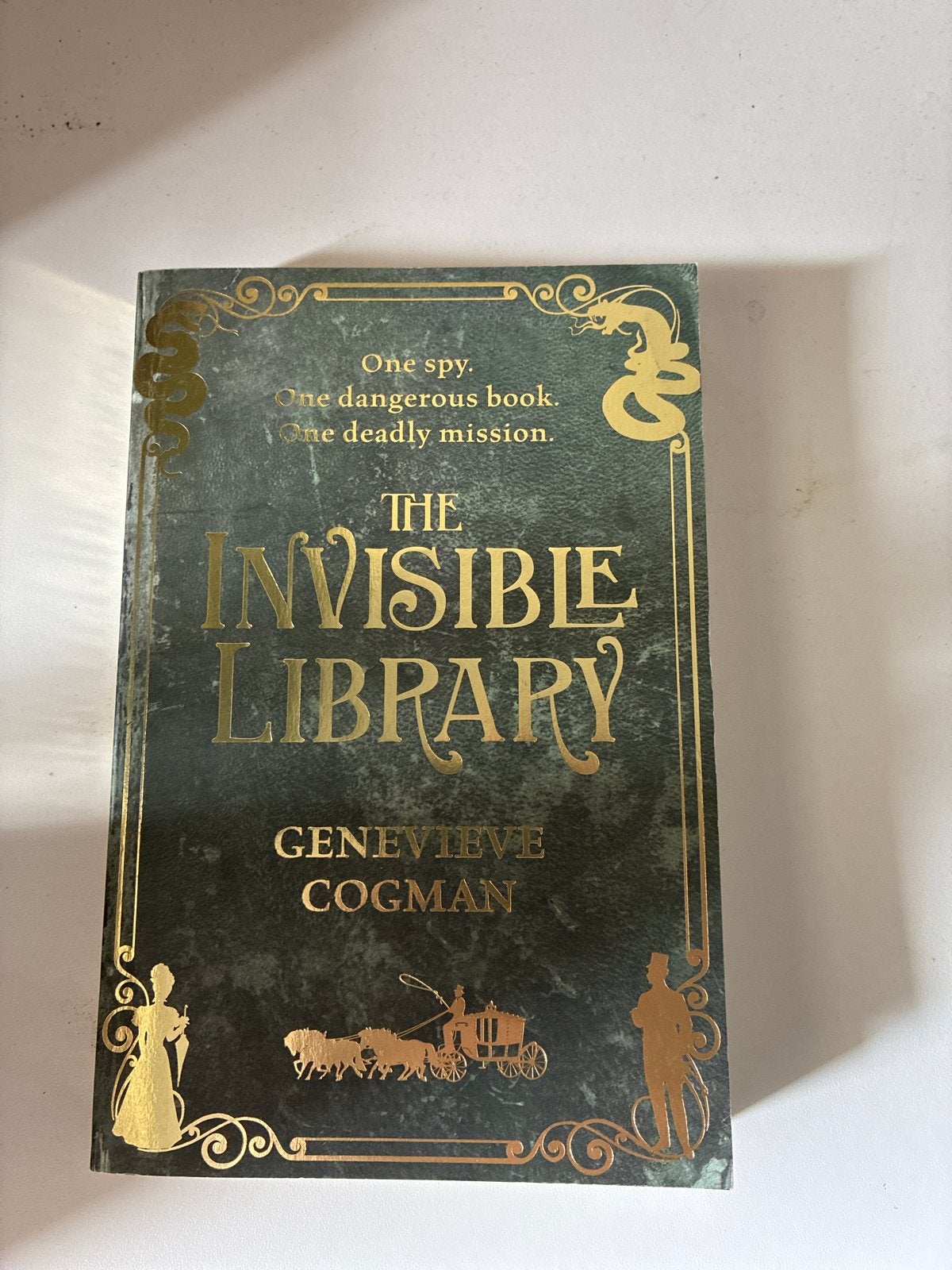 The Invisible Library - Genevieve Cogman (Engels), Ophalen, Zo goed als nieuw