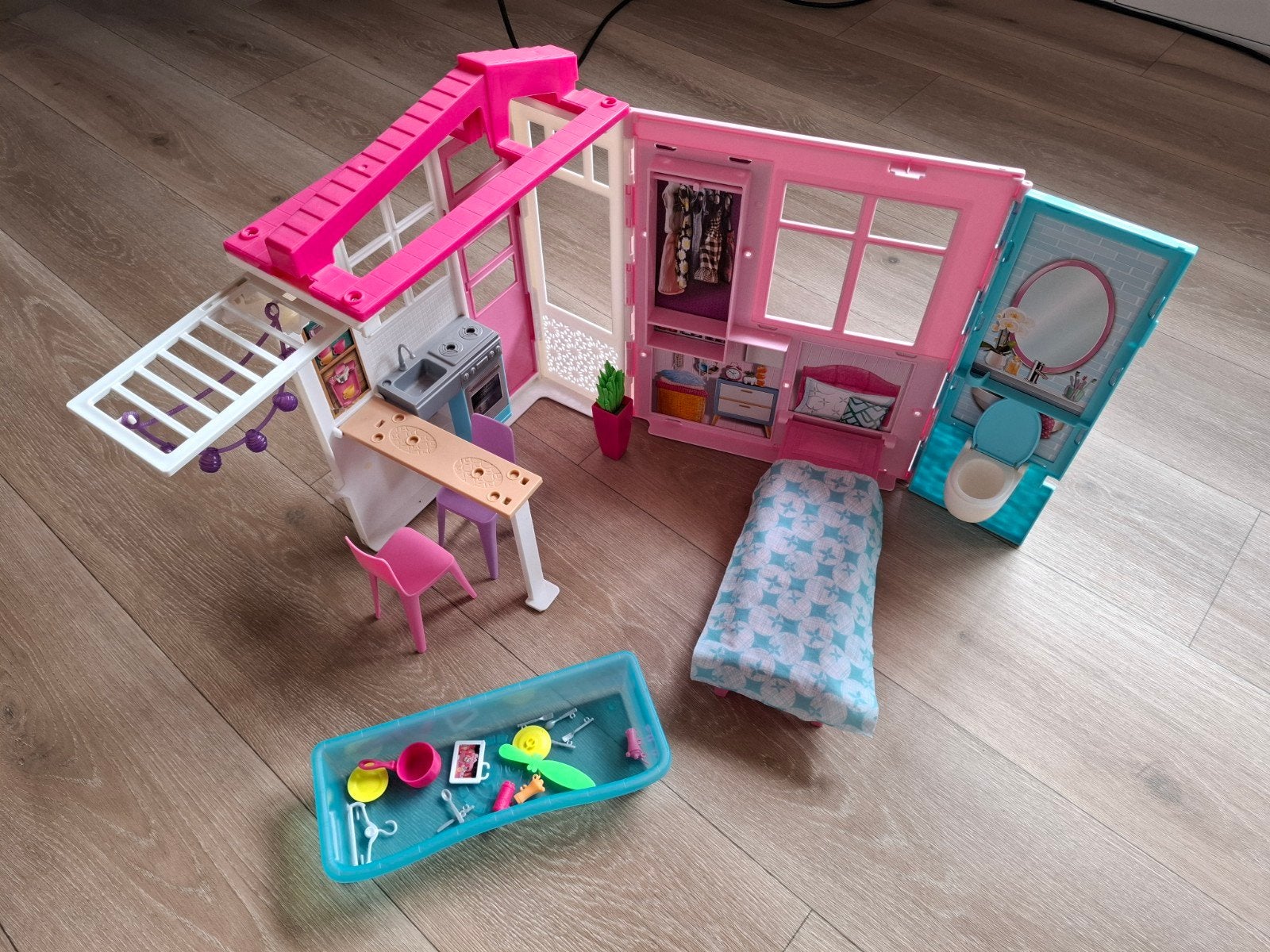 Inklapbaar barbiehuis, Kinderen en Baby's, Speelgoed | Poppenhuizen, Ophalen of Verzenden, Zo goed als nieuw, Poppenhuis
