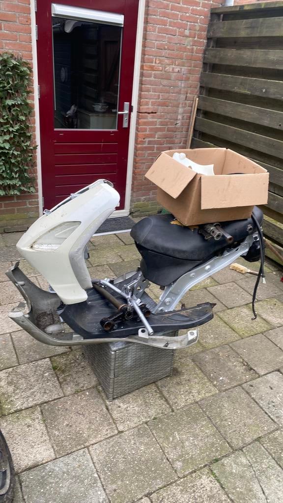 Piaggio fly 2t frame zonder 123 leuk project, Fietsen en Brommers, Brommeronderdelen | Scooters, Ophalen of Verzenden, Gebruikt
