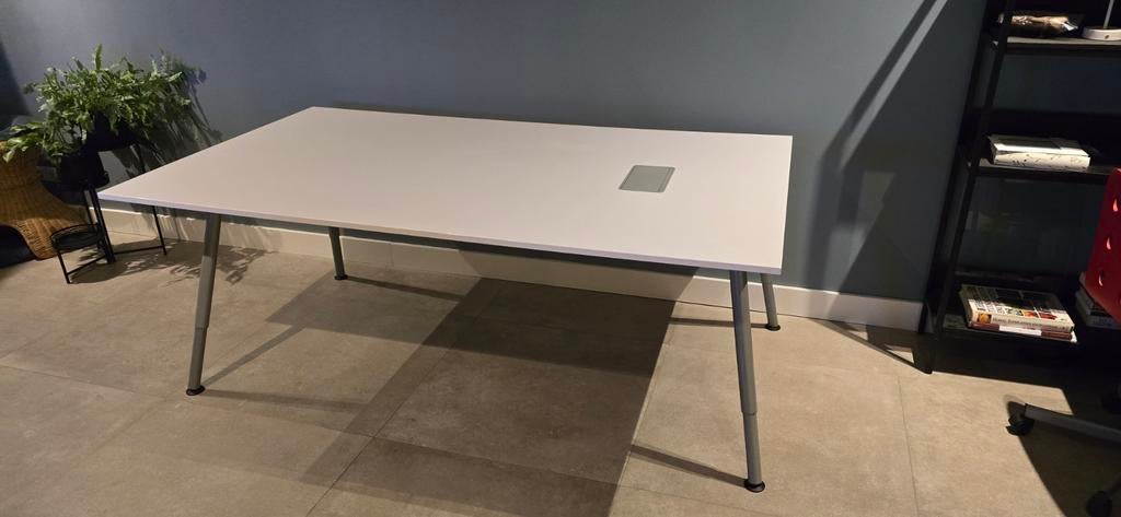 Groot bureau / werktafel / knutseltafel (Ikea Galant), Huis en Inrichting, Bureaus, Ophalen, Zo goed als nieuw, In hoogte verstelbaar