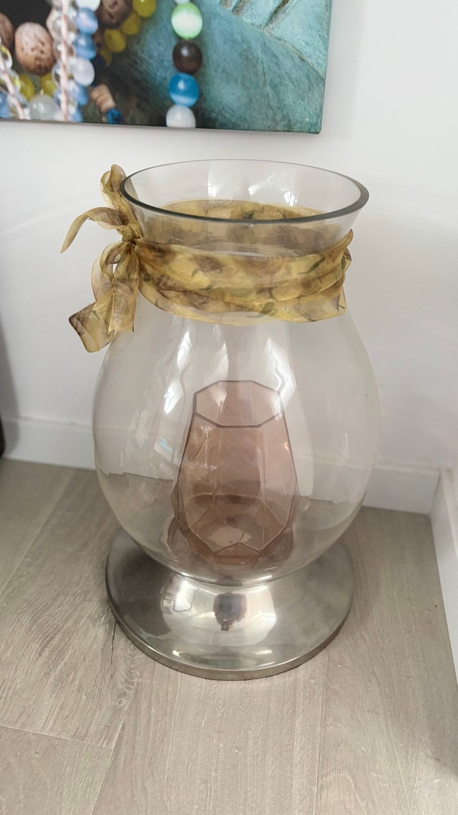 Grote glazen vaas met metalen voet, Huis en Inrichting, Woonaccessoires | Vazen, Ophalen, Overige kleuren, 50 tot 75 cm, Glas