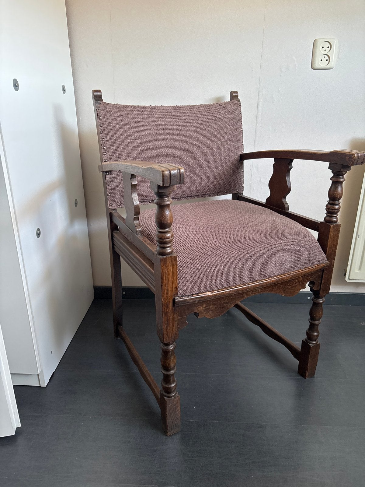 Antieke houten stoel met armleuningen en stoffen bekleding, Ophalen