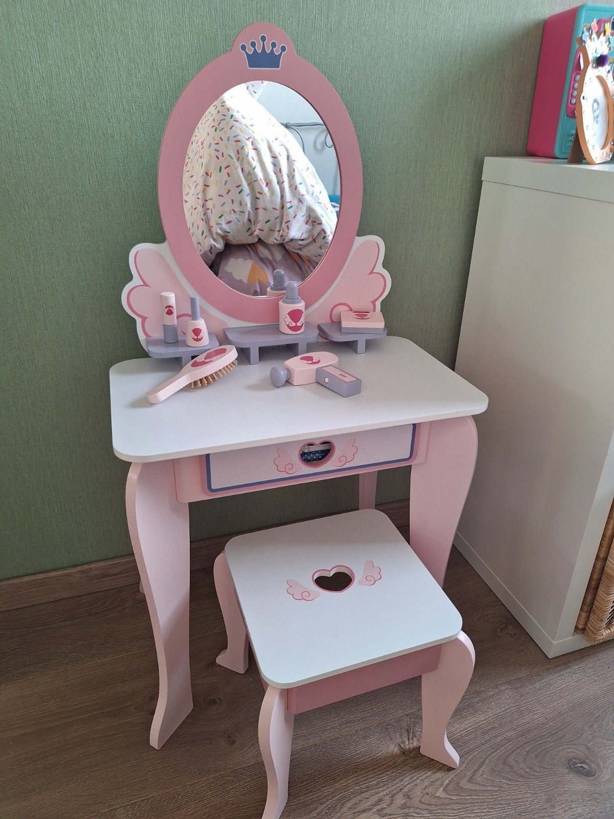 Houten make-up tafeltje met krukje en accessoires, Ophalen, Zo goed als nieuw, Meisje