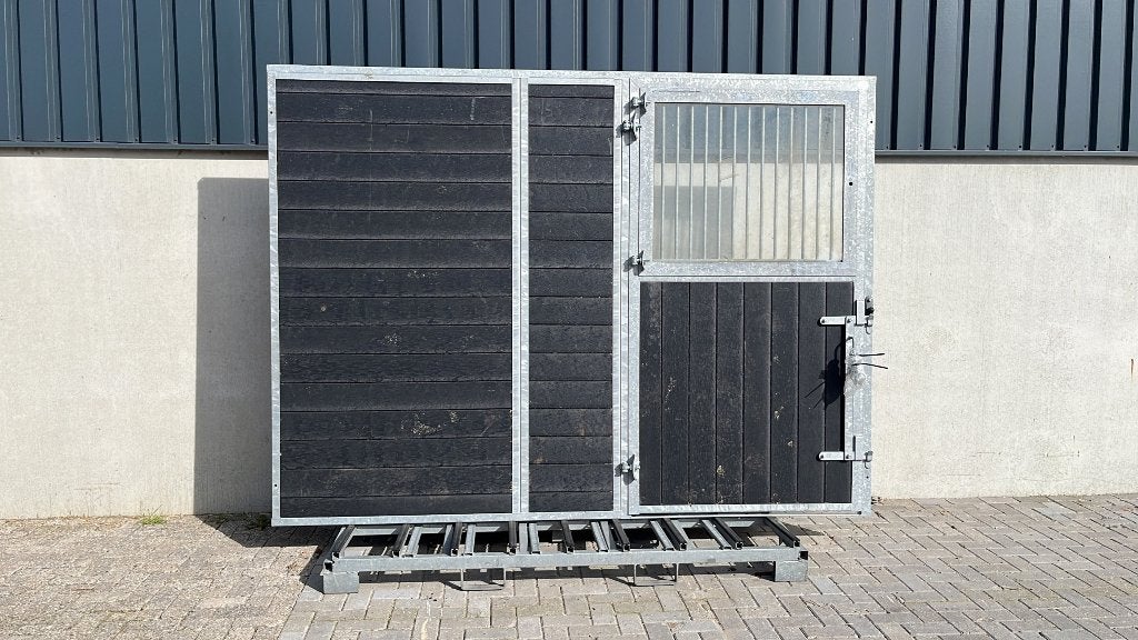 Buitenstal voorwand met draaideur | 3000 x 2230 mm, Weidegang