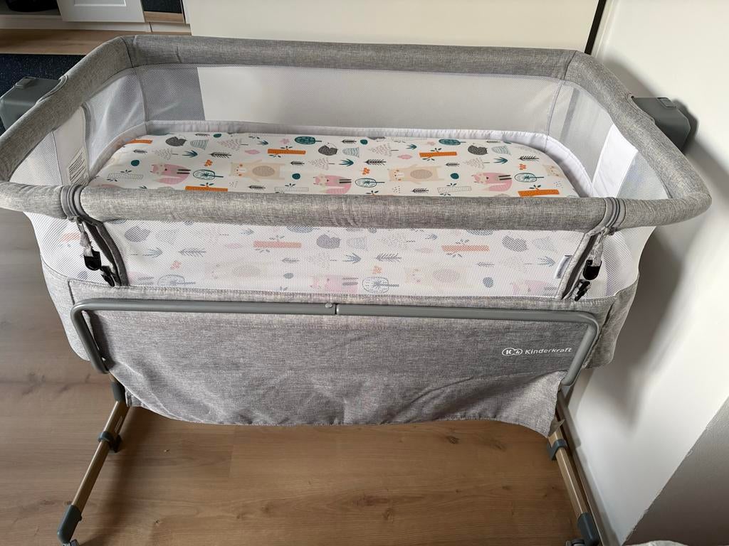 Kinderkraft Next2me Co-sleeper met matras en hoeslaken, Ophalen, Zo goed als nieuw, Wieg