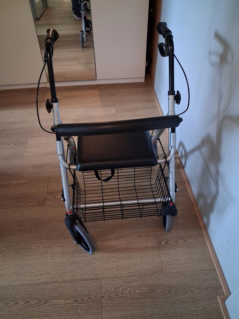 Zilverkleurige rollator met mandje, Ophalen