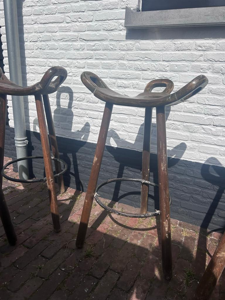 Set van 4 vintage houten spaanse barkrukken met voetsteun, Huis en Inrichting, Barkrukken, Ophalen, Gebruikt, Met voetsteun, 90 cm of meer