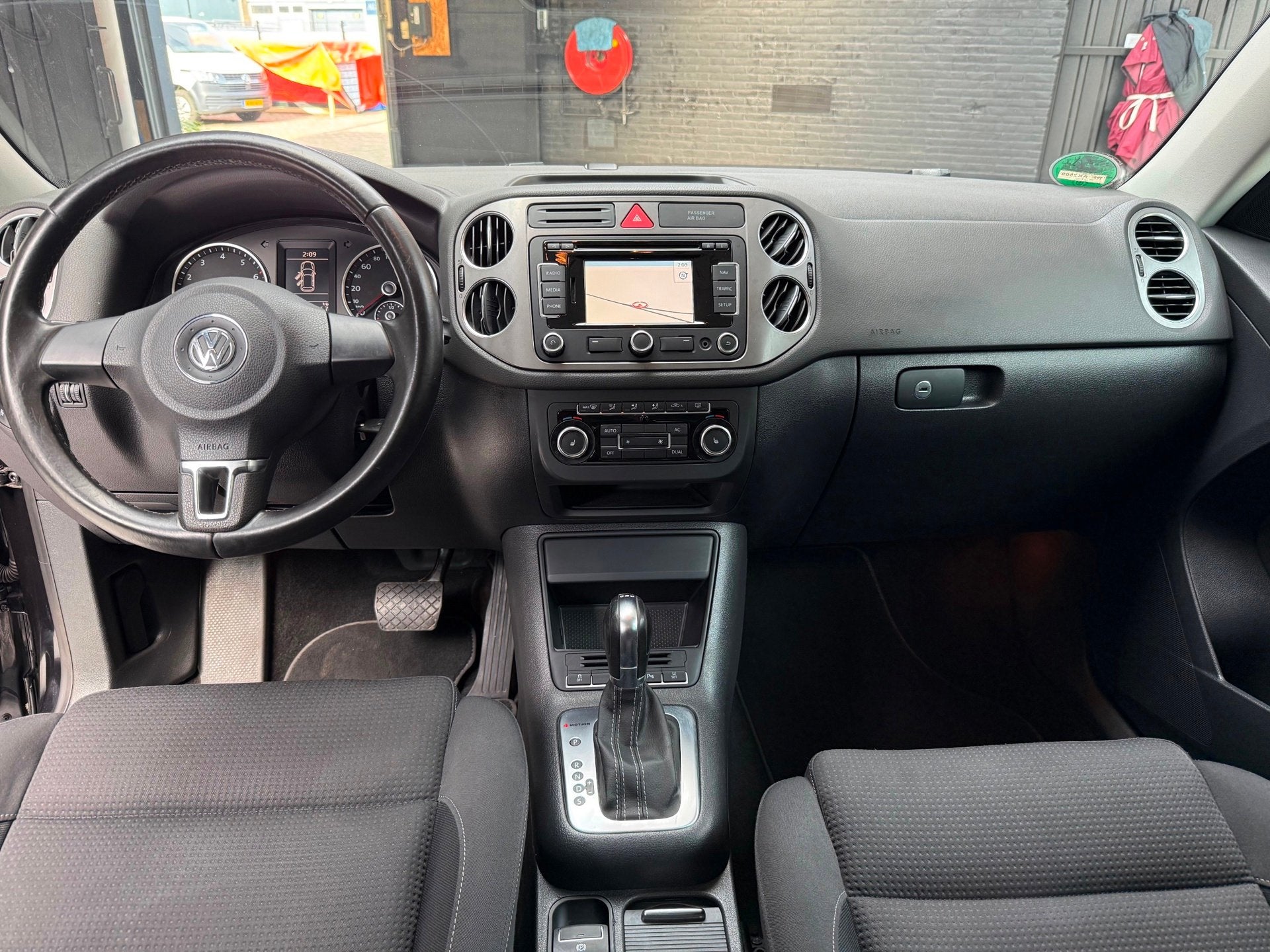 Volkswagen Tiguan 2.0 TSI Sport&Style 4Motion DSG Automaat, Automaat, Dealer onderhouden, Gebruikt, Zwart