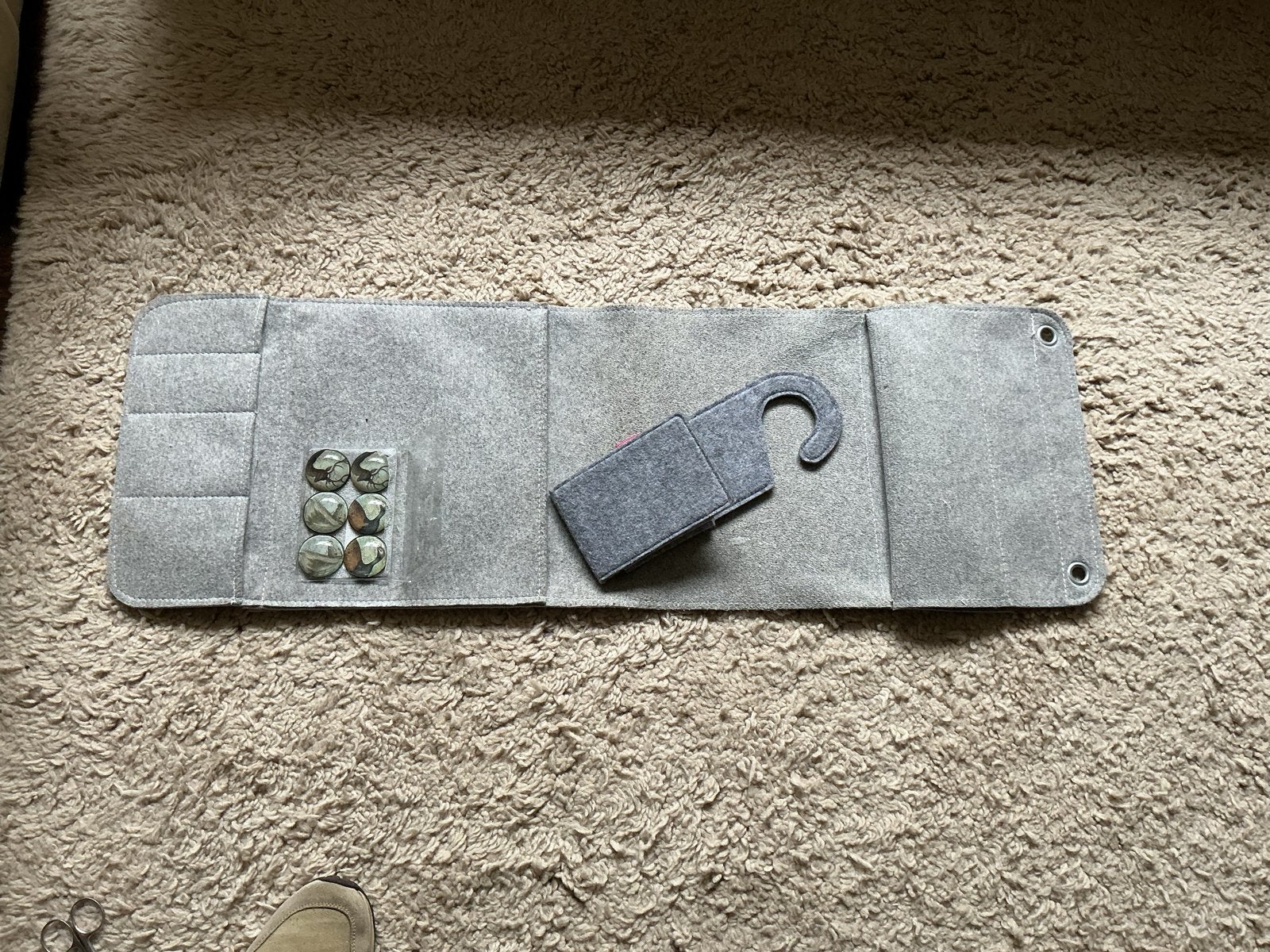Grijze vilten organizer met hangers en decoratieve magneten, Ophalen of Verzenden, Zo goed als nieuw, Modern, Grijs