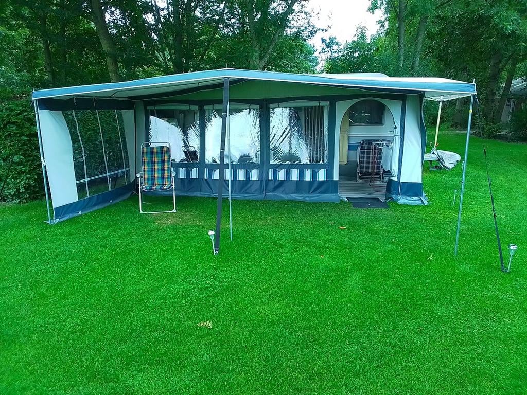 ***Zeer nette en complete Fendt Platin 550 caravan ***, Caravans en Kamperen, Caravans, Rondzit, Frans bed, Kachel, Particulier