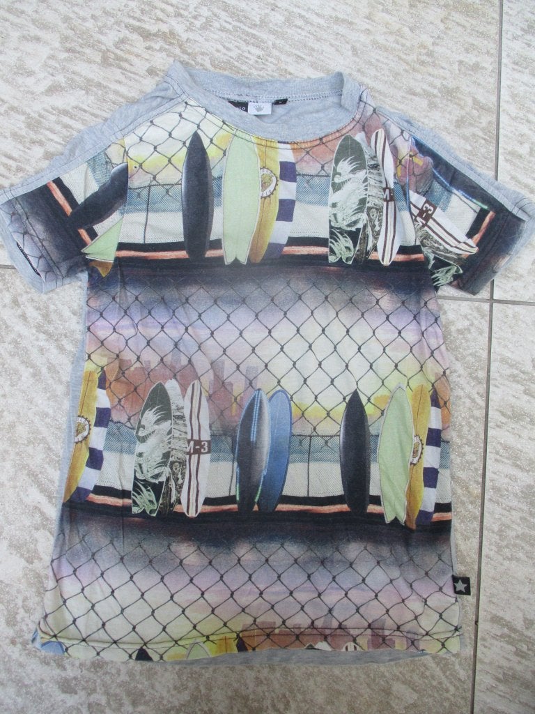 Molo T-shirt grijs surfplanken maat 116 shirt korte mouwen, Molo, Ophalen of Verzenden, Zo goed als nieuw, Shirt of Longsleeve