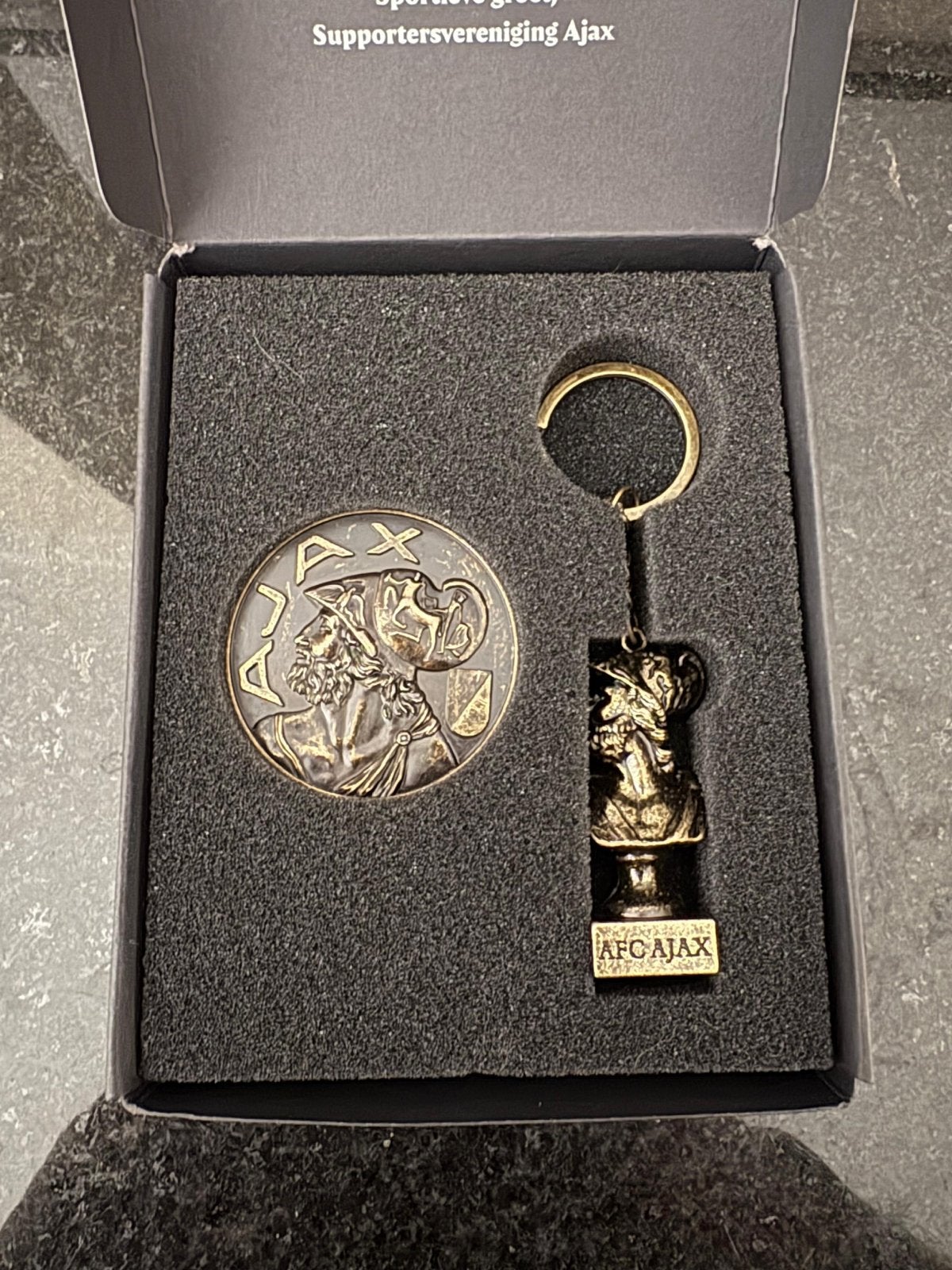Ajax 125 jaar jubileum munt en sleutelhanger set, Ophalen of Verzenden, Nieuw