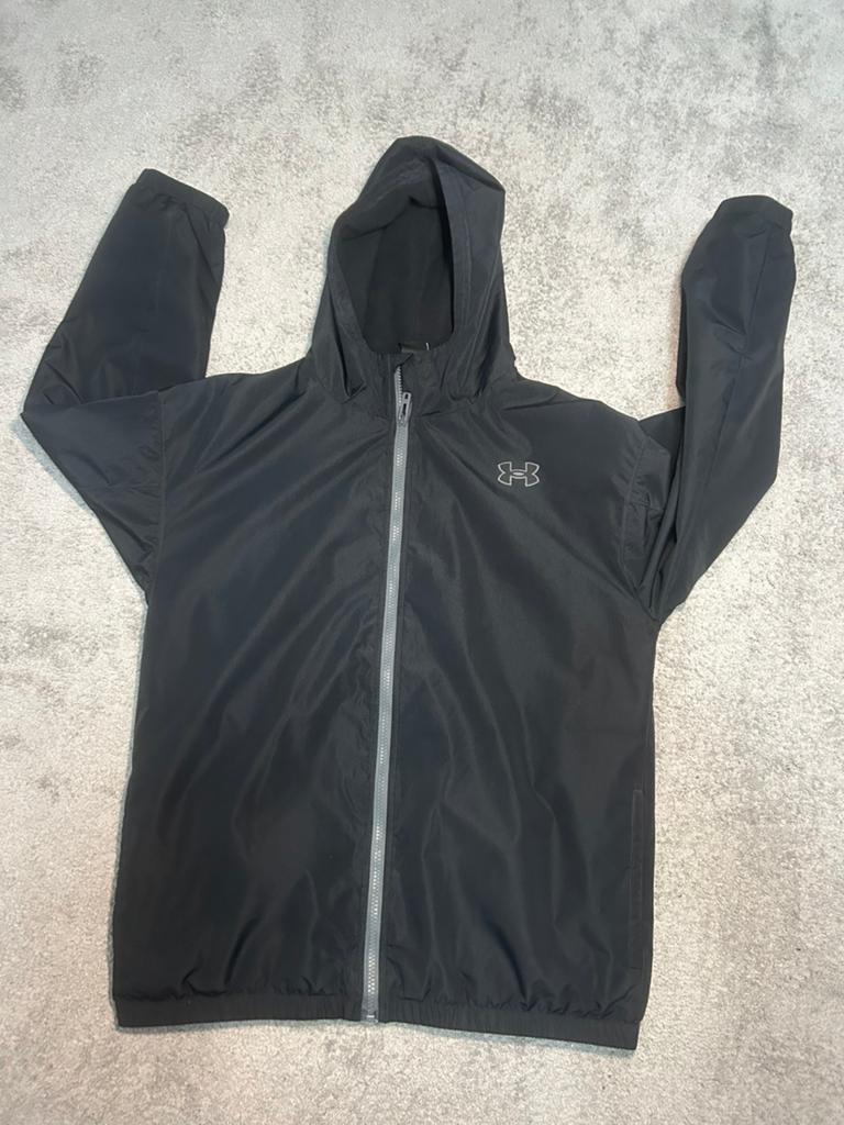 Zwarte Under Armour windbreaker / met capuchon, Ophalen of Verzenden, Zo goed als nieuw, Zwart