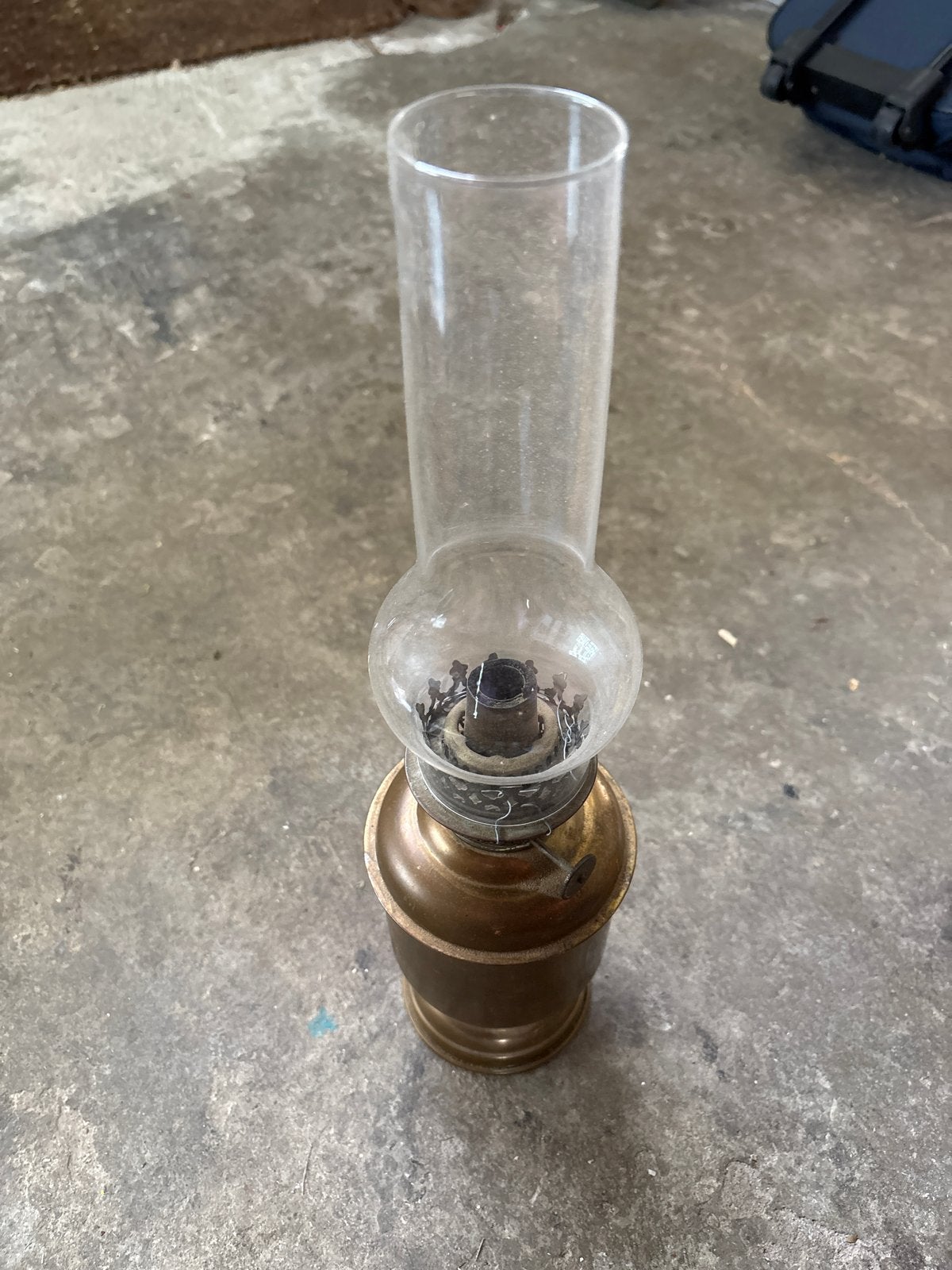 Antieke olielamp - messing met glazen kap, Ophalen of Verzenden