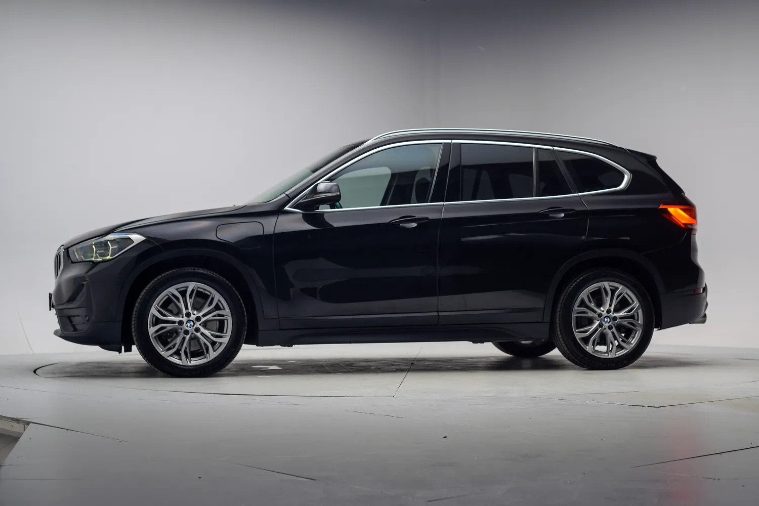 BMW X1 xDrive25e Executive Aut. [ LED Navi Camera ], Auto's, 125 pk, Gebruikt, 750 kg, Zwart
