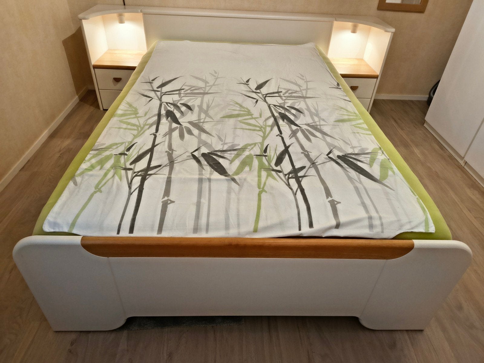 Bed 140x220 met 2 lattenbodems, nachtkastjes en verlichting, Huis en Inrichting, Ophalen, Wit, 140 cm, Zo goed als nieuw