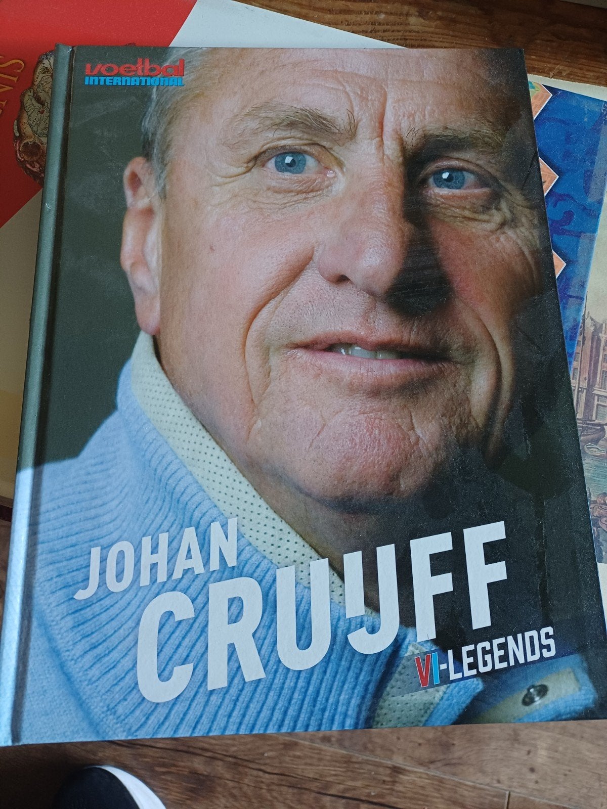 Johan Cruijff VI-Legends Boek - Speciale Uitgave, Ophalen of Verzenden, Zo goed als nieuw, Voetbal International, Overige sporten