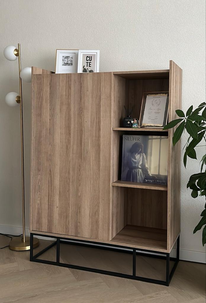 Moderne houten kast met metalen onderstel (140x100x40cm), Ophalen, 100 tot 150 cm, 50 tot 100 cm, Zo goed als nieuw