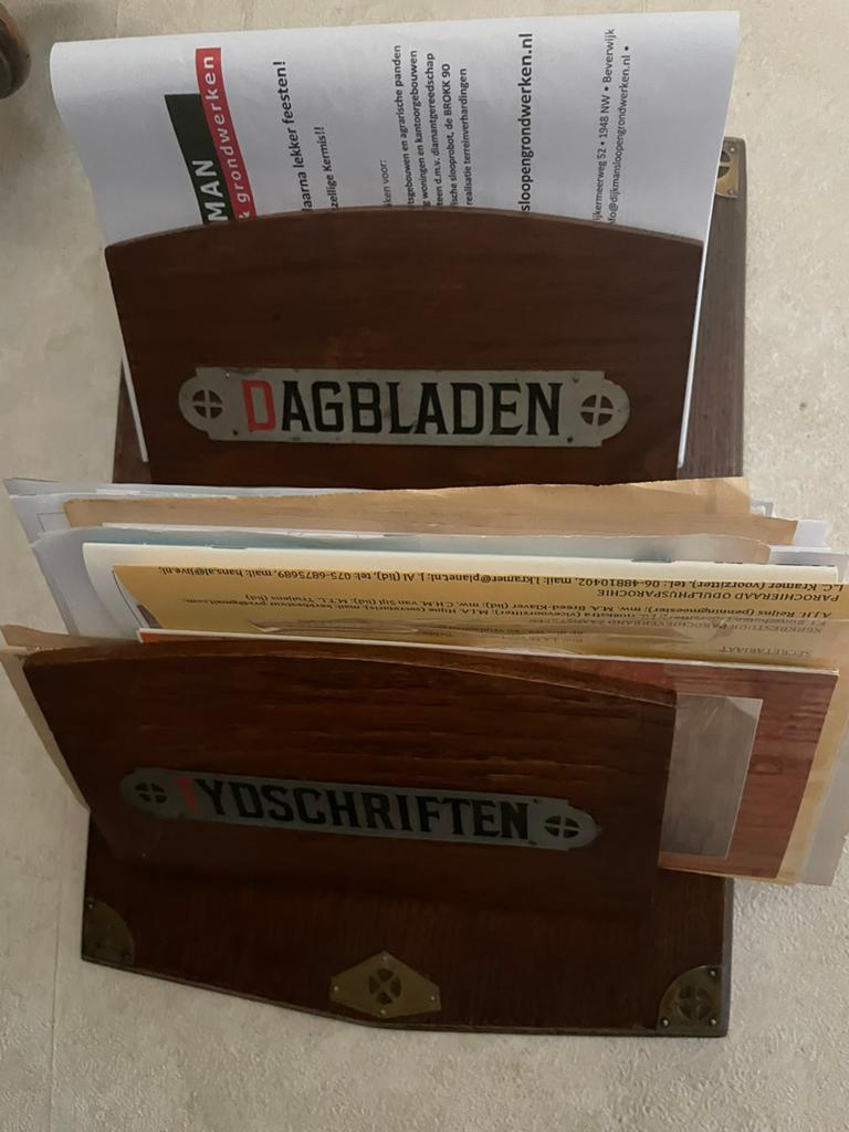 Dagbladen en tijdschriften houder, Ophalen