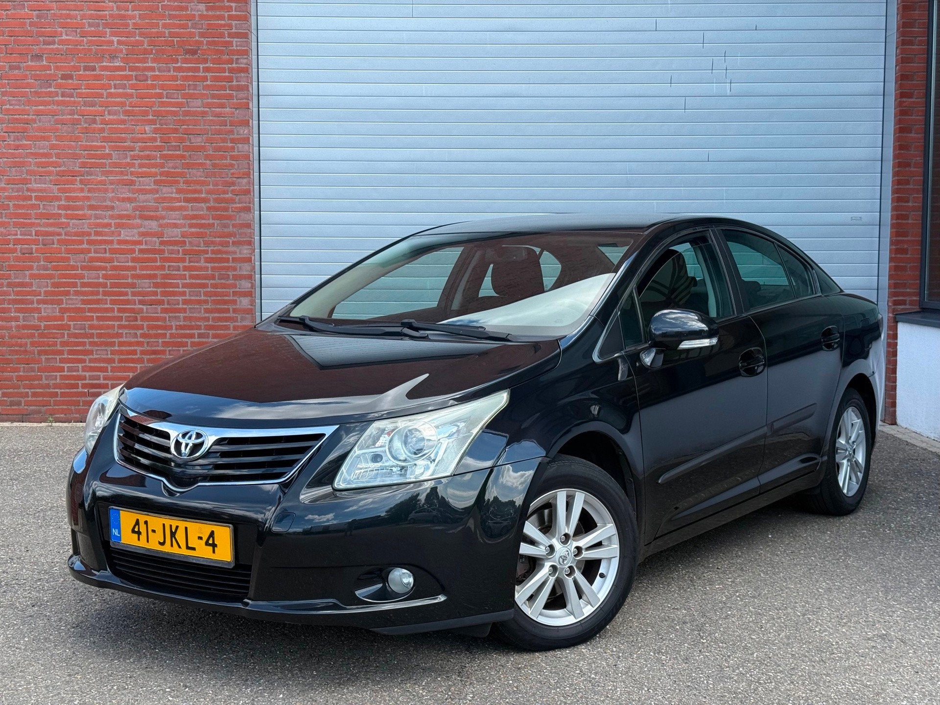 Toyota Avensis 1.8 VVTi Dynamic| AUTOMAAT| NAVI|AIRCO| NEW A, Auto's, Zwart, 4 cilinders, Zwart, Origineel Nederlands