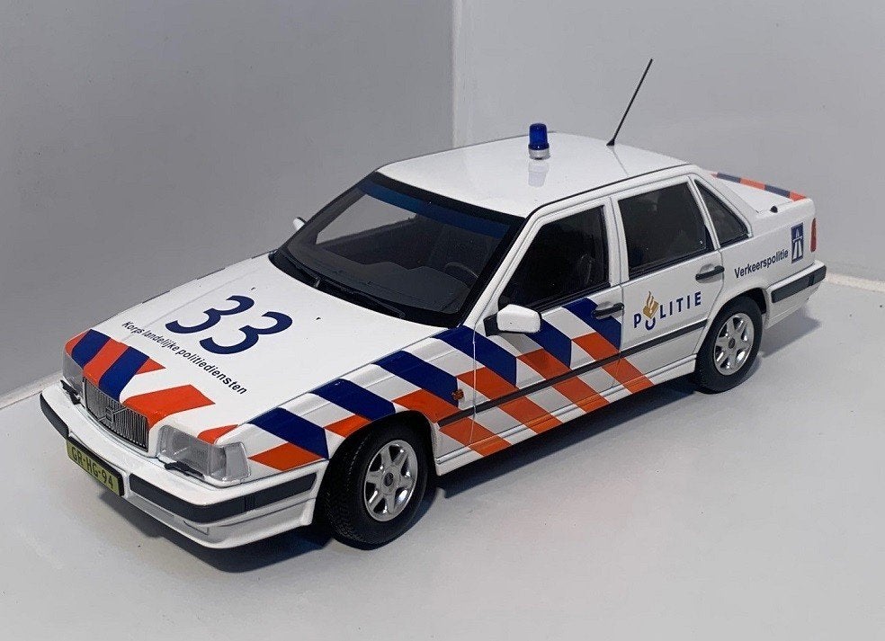 Volvo 850 GLT 1:18. Triple 9 div, kleuren + politie NL + SE, Ophalen of Verzenden, Nieuw, Auto, Overige merken