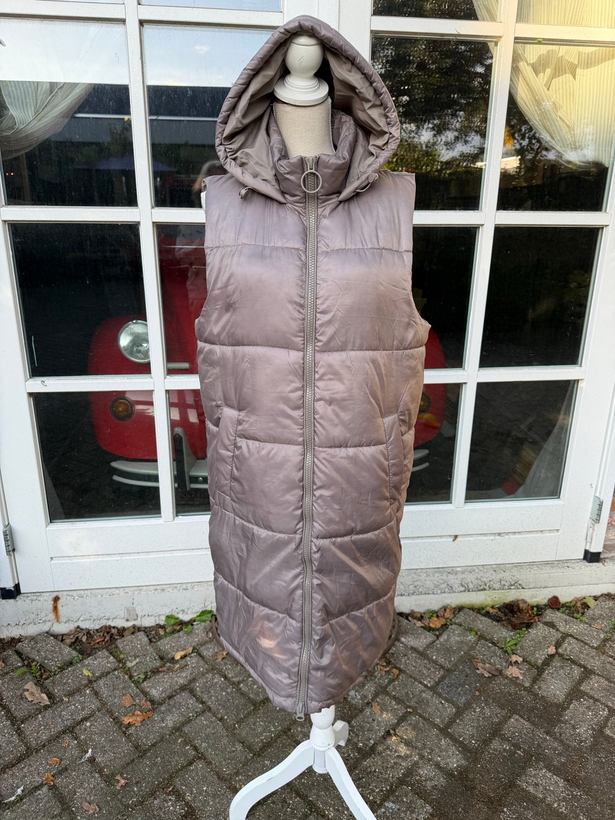 Lange gewatteerde bodywarmer met capuchon - Pull&Bear, Ophalen of Verzenden, Zo goed als nieuw, Maat 42/44 (L), Beige