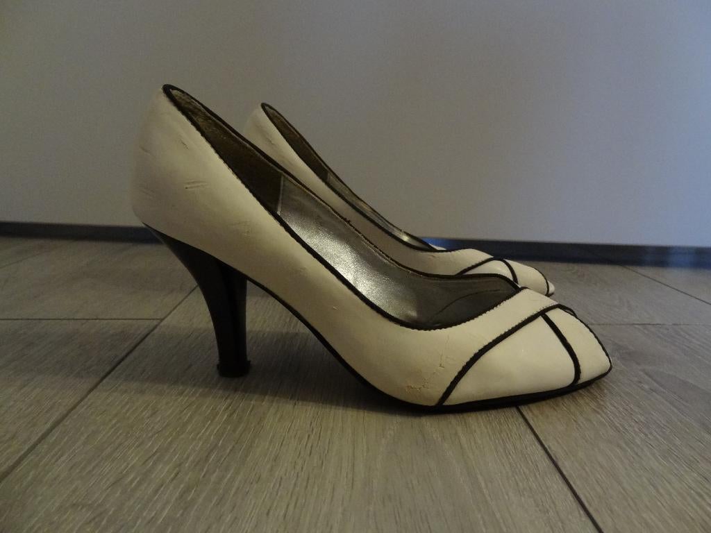Witte Pumps Met Zwarte Naaldhak Maat 38 >Snelle Verzending!<, Kleding | Dames, Schoenen, Pumps, Wit, Ophalen of Verzenden, Gedragen