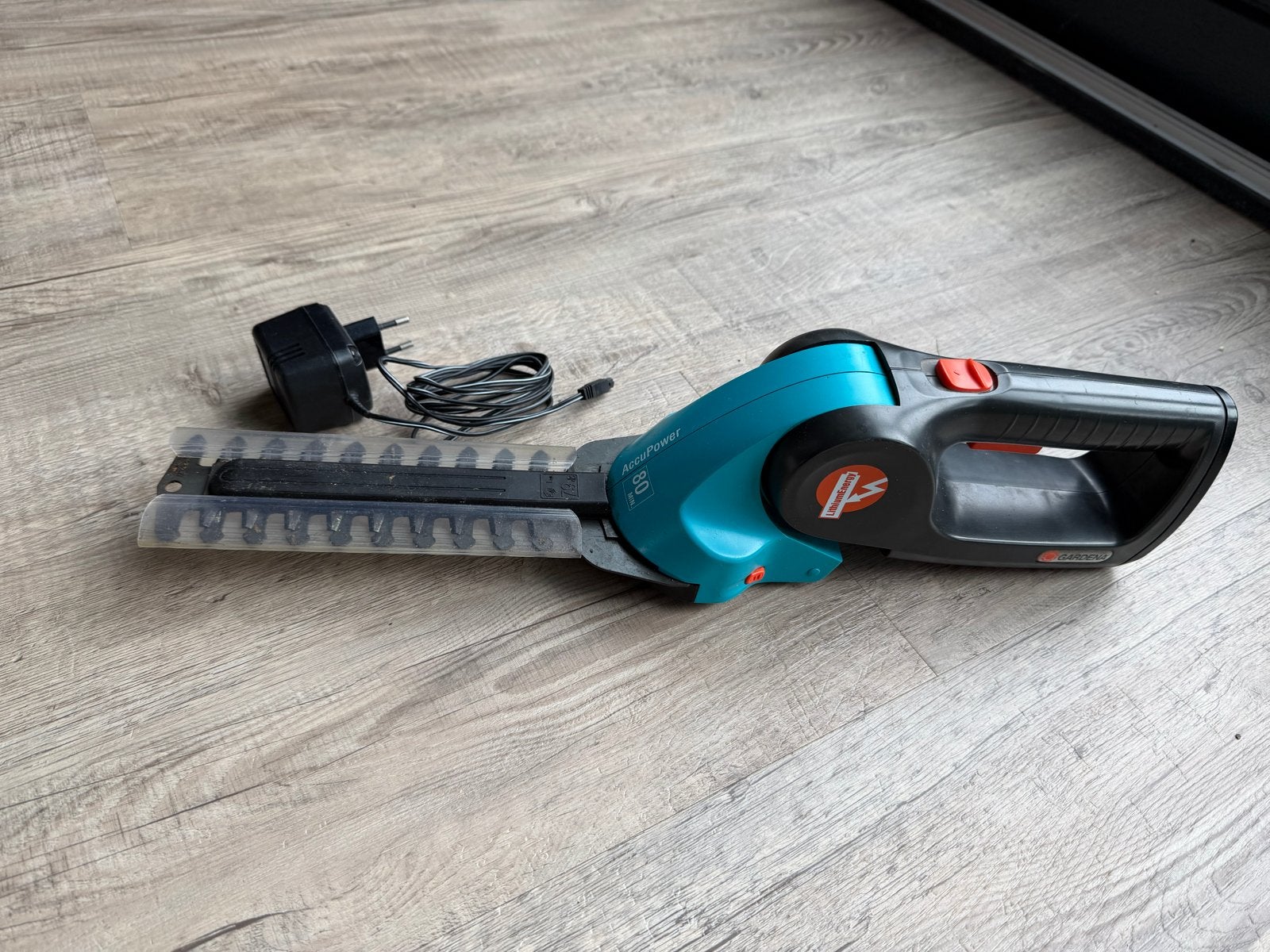 Gardena Accu 80 heggenschaar met lader, Ophalen, Gebruikt, Accu