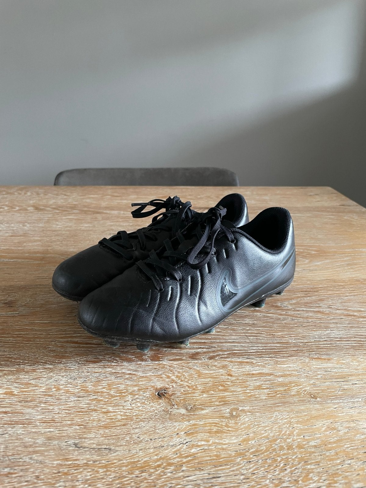 Zwarte Nike tiempo voetbalschoenen -  maat 34, Maat XS of kleiner, Ophalen of Verzenden, Gebruikt, Schoenen