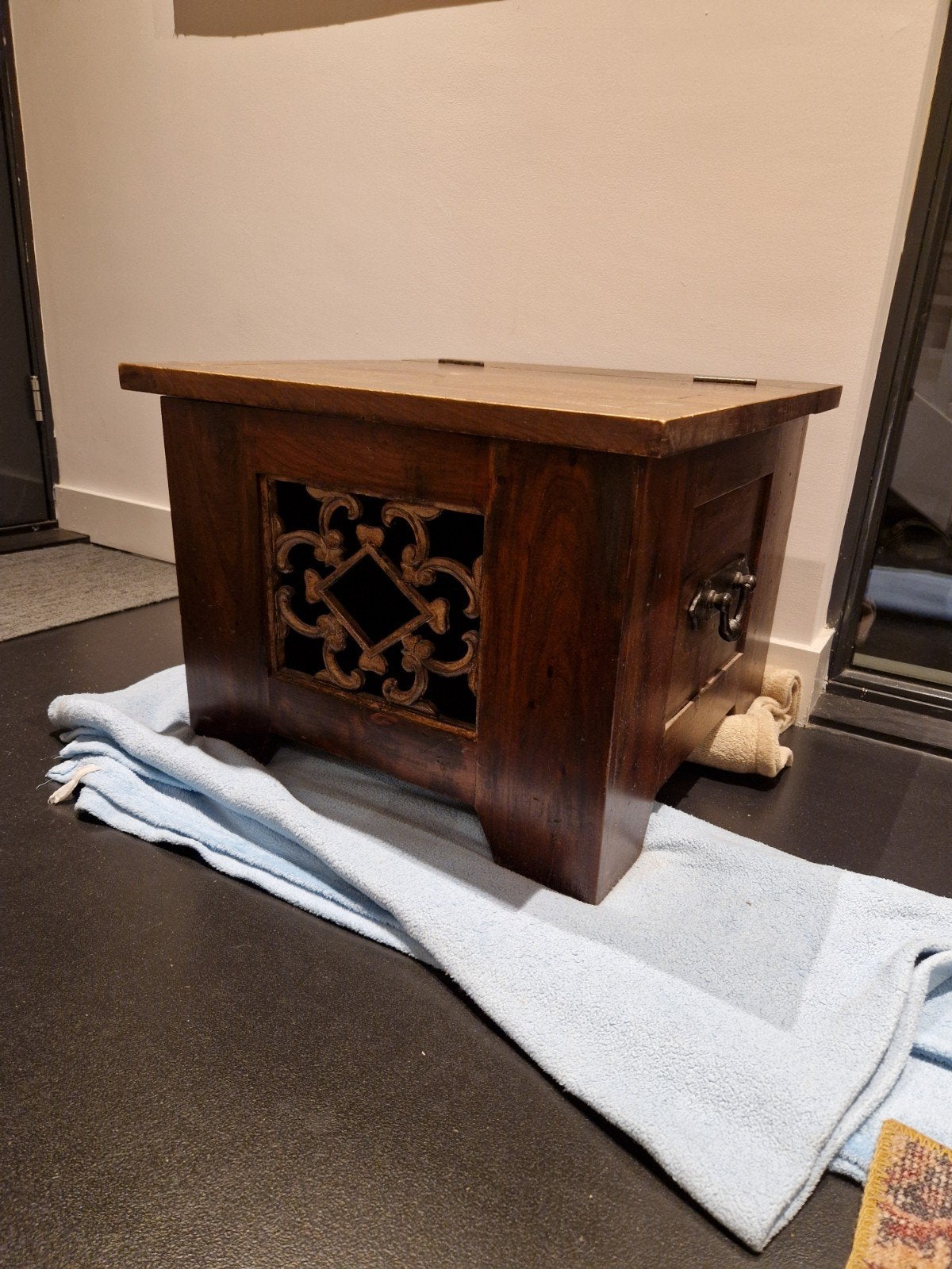 Decoratieve houten kist met metalen details, Ophalen
