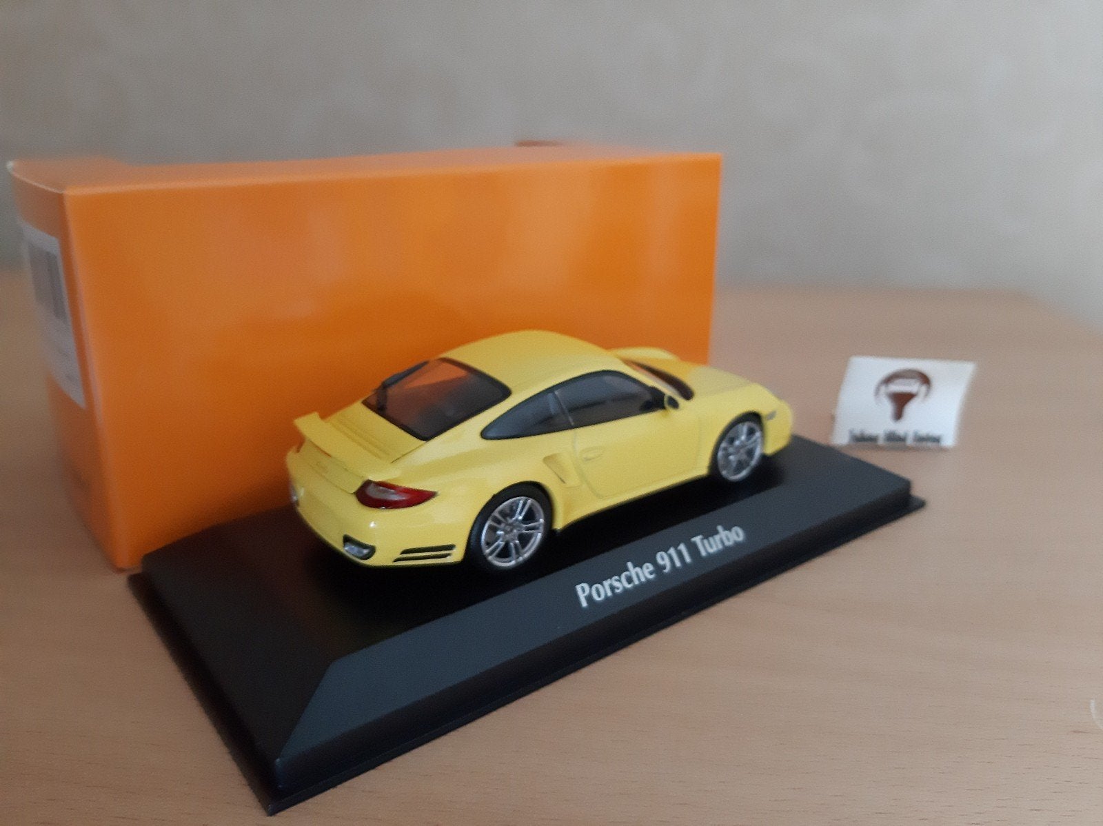 Porsche 911 Turbo 2009 Racing Yellow van Maxichamps 1:43, Hobby en Vrije tijd, Overige merken, Auto, Nieuw, Ophalen of Verzenden