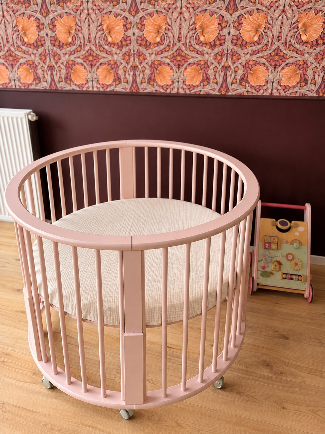 Mooie Bopita Rondo babybox, handgeschilderd in zacht roze, Kinderen en Baby's, Ophalen of Verzenden, Zo goed als nieuw, Rond, Boxkleed