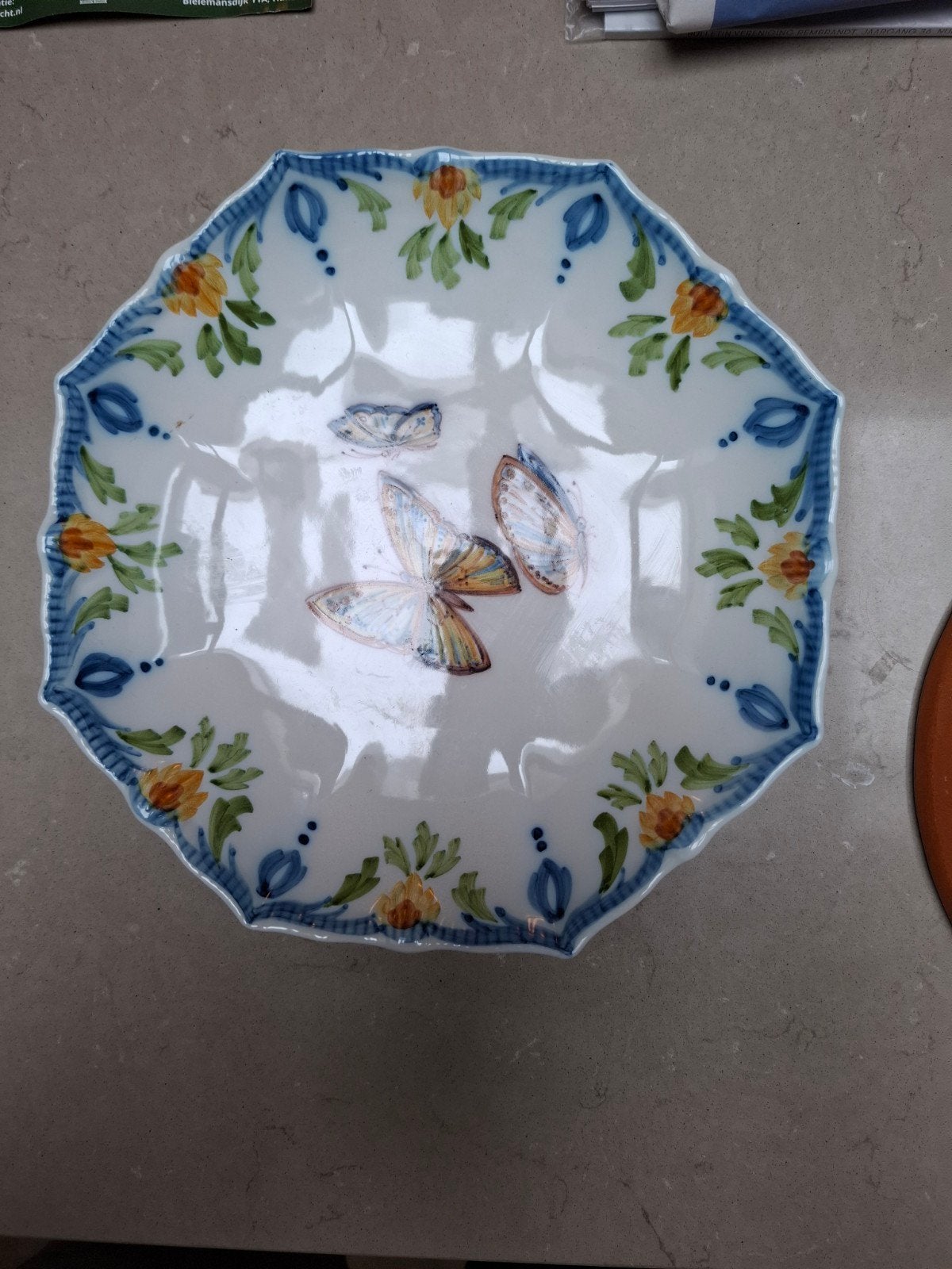 Makkum Aardewerk Schaal met Vlinders en Bloemen, Ophalen of Verzenden