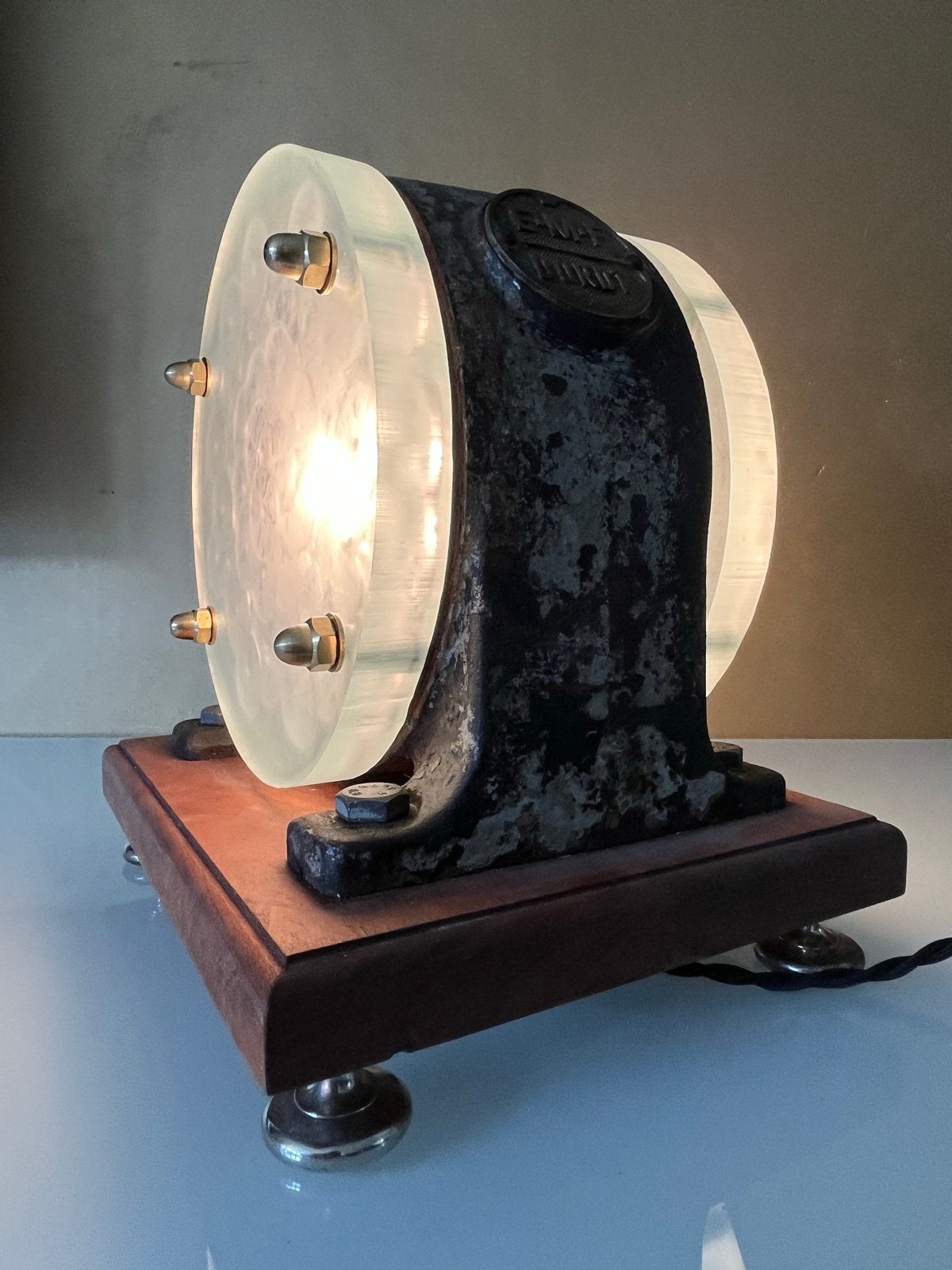 Unieke industriële tafellamp van oude elektromotor, Ophalen of Verzenden
