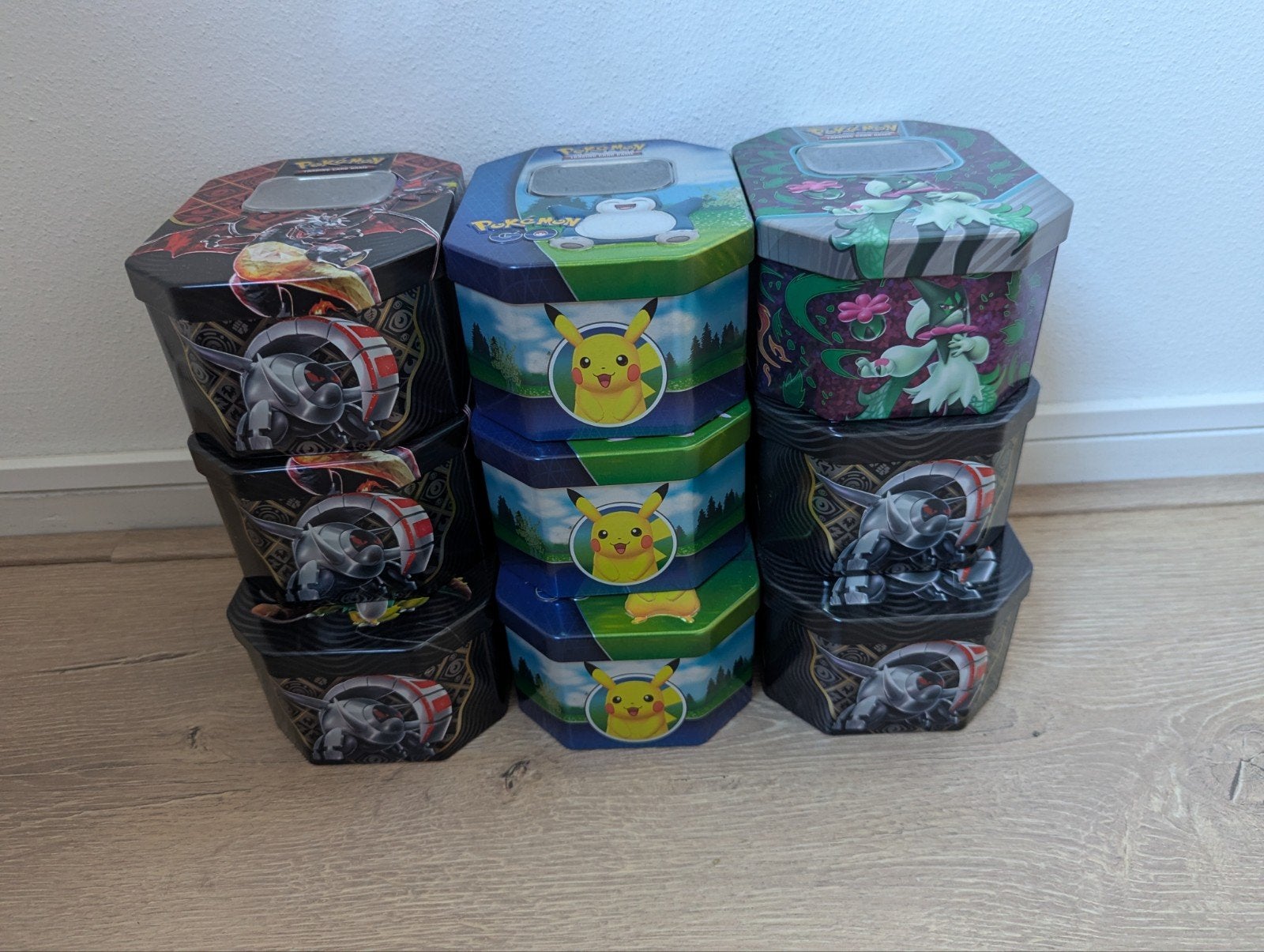 Pokémon TCG Tin Boxen - Diverse Uitvoeringen, Ophalen of Verzenden, Zo goed als nieuw
