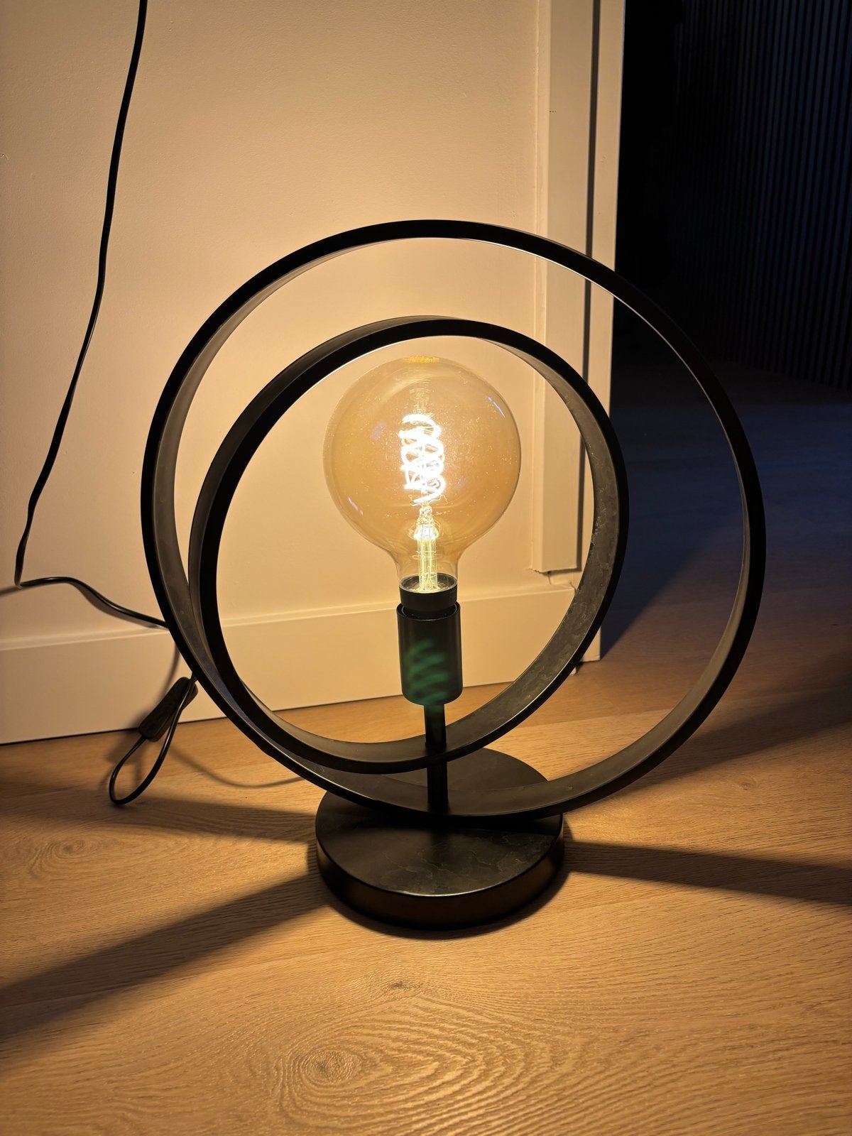 Industriële zwarte tafellamp met spiraalvormige LED lamp, Huis en Inrichting, Lampen | Tafellampen, Ophalen, E27 (groot), Metaal