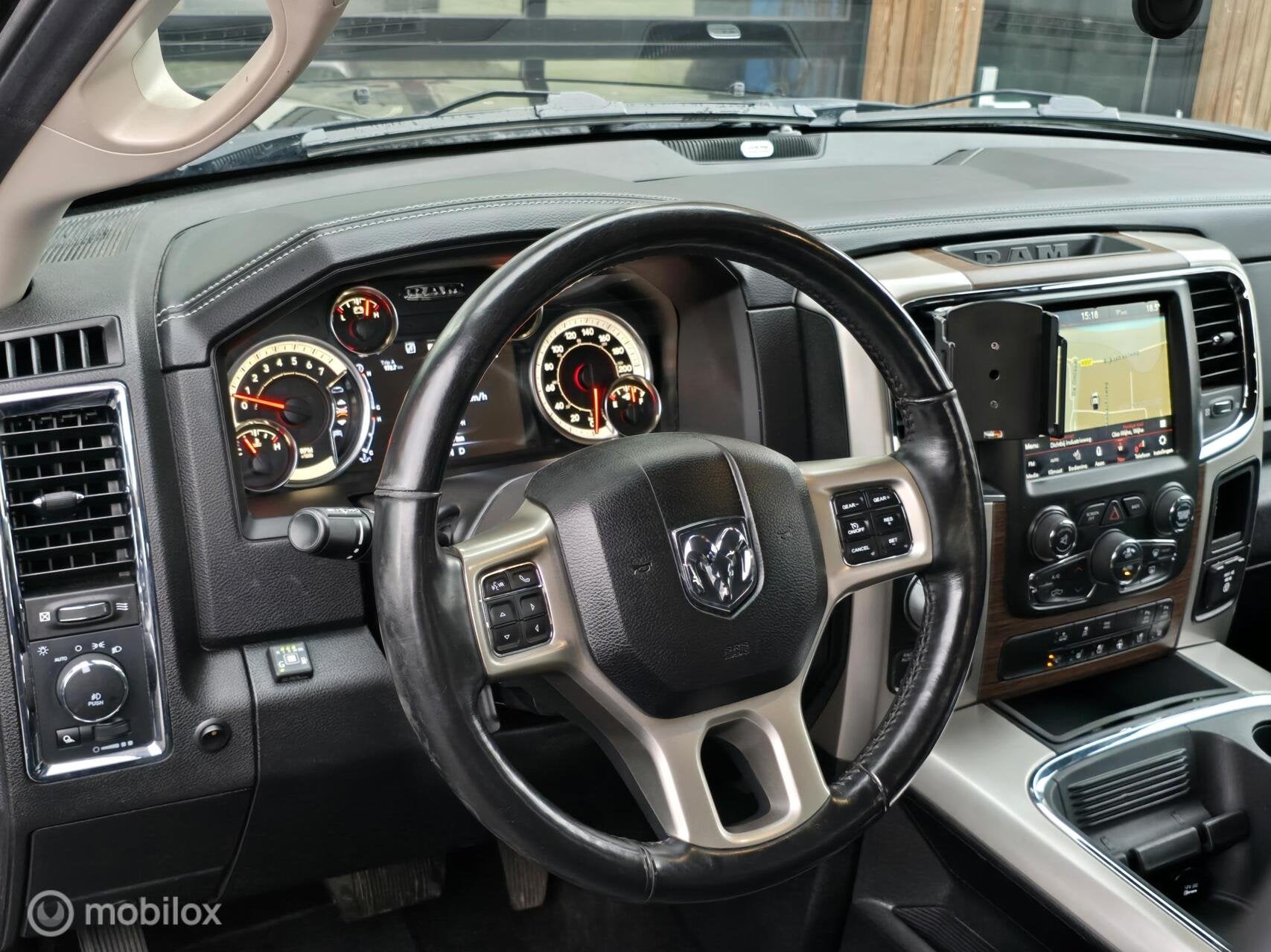 DODGE RAM 5.7 V8 CREW CAB LUCHT LEER LED CARPLAY 200L LPG, Automaat, Automatische klimaatregeling, Gebruikt, 5654 cc
