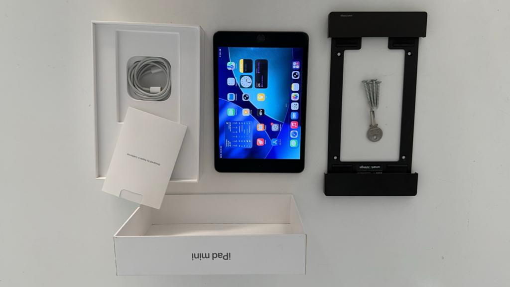 iPad Mini 5 met SmartThings wandhouder en oplader, Computers en Software, Apple iPads, Gebruikt, Zwart, 8 inch, Ophalen of Verzenden